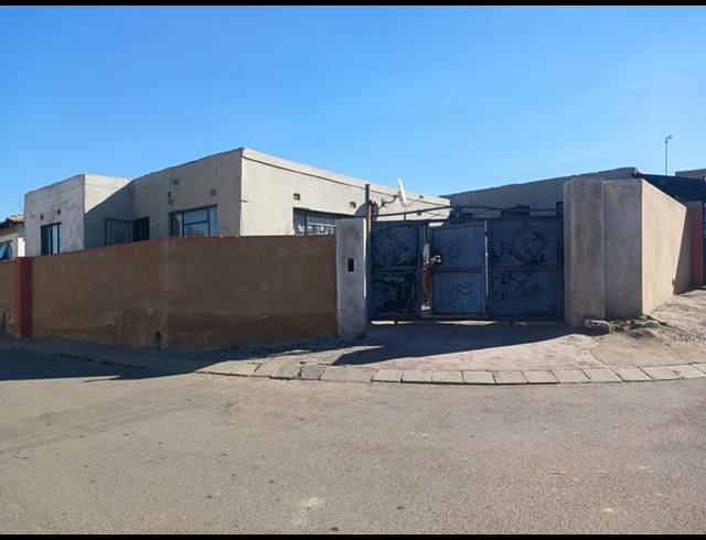 6 BEDROOM HOUSE FOR SALE IN ISIPHETWENI